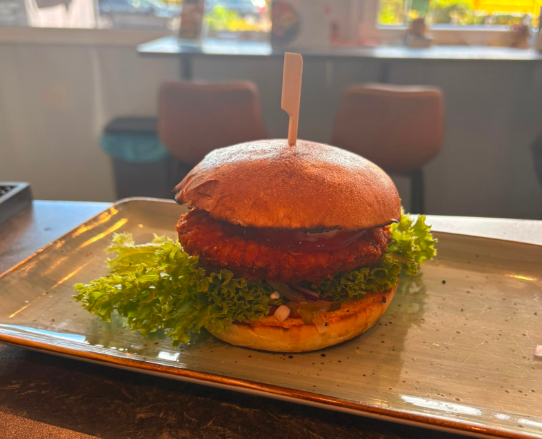 Frisch zubereiteter Burger auf dunklem Untergrund